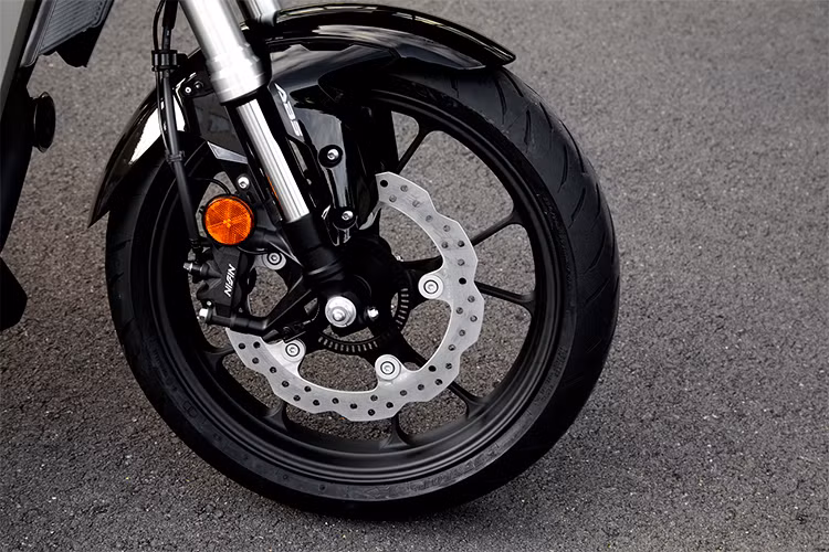 Tương tự đàn em CB150R đang bán ra thị trường, Honda CB300R phiên bản nâng cấp 2019 cũng sở hữu cặp phuộc hành trình ngược đường kính 41 mm của Showa. Hệ thống phanh ABS 2 kênh với bộ phanh đĩa đơn đường kính 296 mm ở phía trước cùng với kẹp phanh 4 piston Nissin.