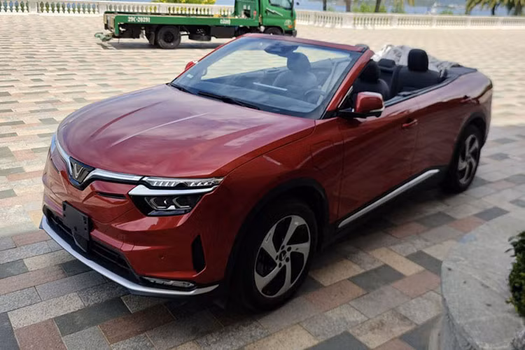 Xe mui trần thường chỉ được trang bị 2 cửa và nội thất 2 chỗ ngồi. Nguyên nhân là bởi không gian phía sau ghế được dùng làm nơi chứa phần mui khi hạ xuống của xe. Ngoài ra, phía sau ghế còn có thanh đỡ mui nhằm bảo vệ hành khách trong trường hợp lật xe. Tuy nhiên, 2 chiếc VinFast VF8 mui trần này vẫn được trang bị thiết kế 4 cửa.