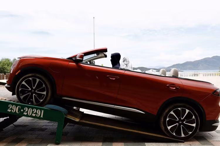 Qua những hình ảnh được lan truyền trên mạng, có thể thấy 2 chiếc xe VinFast VF8 mui trần tại Việt Nam này sở hữu thiết kế tổng thể không khác gì phiên bản mui cứng. Điểm khác biệt duy nhất nằm ở sự biến mất của phần mui xe, để lộ ra nội thất 5 chỗ ngồi bên trong.