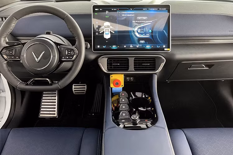 Khả năng chiếc xe này được người dùng "độ" thành xe mui trần khá thấp vì khó đăng kiểm tại Việt Nam. Thay vào đó, đây có thể là 2 chiếc xe mui trần được ra đời để trưng bày trong triển lãm "VinFast - Vì tương lai xanh" sắp diễn ra tại thành phố biển Nha Trang.