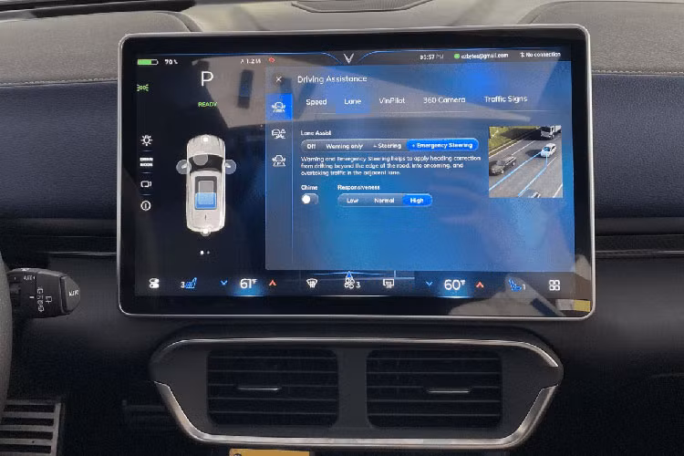 Trên thị trường thế giới, số lượng xe điện mui trần hiện khá ít, có thể kể đến một vài cái tên như MG Cyberster hay Wuling Hongguang Mini EV Cabrio. Do đó, nhiều khả năng VinFast VF8 mui trần được chế tạo nhằm mục đích trưng bày chứ không bán ra thị trường. Dù thế nào thì hình ảnh hai chiếc xe này vẫn khiến nhiều người tò mò và thích thú.
