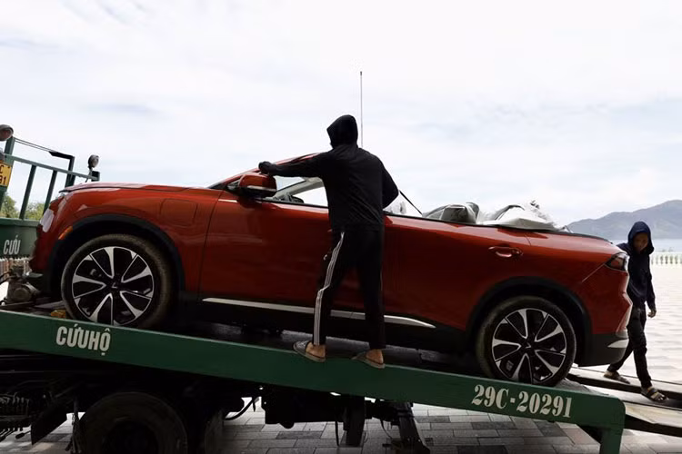 Hai chiếc VinFast VF8 điện mui trần để lộ nội thất 2 hàng ghế với 5 chỗ ngồi như phiên bản mui cứng đang bán trên thị trường. Phía sau ghế cũng không hề có thanh đỡ mui đặc trưng của xe mui trần. Có vẻ như 2 chiếc xe này được tạo ra chỉ bằng cách cắt đi phần mui cứng. Xe cũng được dự đoán không có phần mui xếp để che mưa.