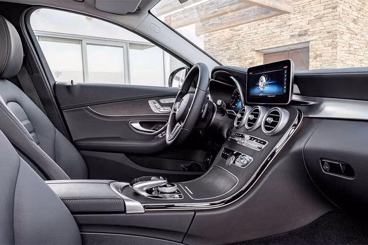 Nút đề nổ Engine Start/Stop "turbine look". Về màu sắc nội thất, xe sẽ có các lựa chọn màu như: Xám (Magma Gray) và Đen. Bên cạnh đó, trên các phiên bản AMG (AMG-Line) các khách hàng sẽ có thêm lựa chọn màu nội thất như: Nâu (Saddle Brown), màu Be (Silk Beige) và Đen. 