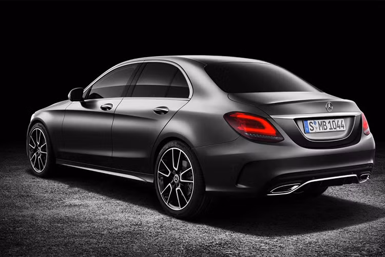 Cản sau mới mẽ hơn với bộ khuếch tán đặt thấp và cụm đèn hậu LED cũng được làm mới. Cuối cùng, tổng thể xe thêm hài hoà với bộ mâm 05 chấu mới có kích thước 17 inch tiêu chuẩn. Về màu sơn ngoại thất, Mercedes-Benz bổ sung thêm 02 màu sơn mới: Bạc ánh kim (Mojave Silver Metallic) và Xanh lá ánh kim (Emerald Green Metallic).