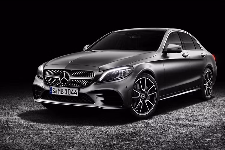Dự kiến Mercedes-Benz C-Class 2019 sẽ được hãng xe sang Đức mang đến triển lãm Geneva Motor Show 2018 sắp tới. Về ngoại thất, xe sẽ có thêm những thay đổi nhẹ nhàng và tinh tế hơn, cụm lưới tản nhiệt dạng 1 nan với logo Mercedes-Benz lớn nằm chính giữa và đèn pha Multibeam LED với 84 đèn LED nhỏ ở mỗi bên sẽ là trang bị tiêu chuẩn.
