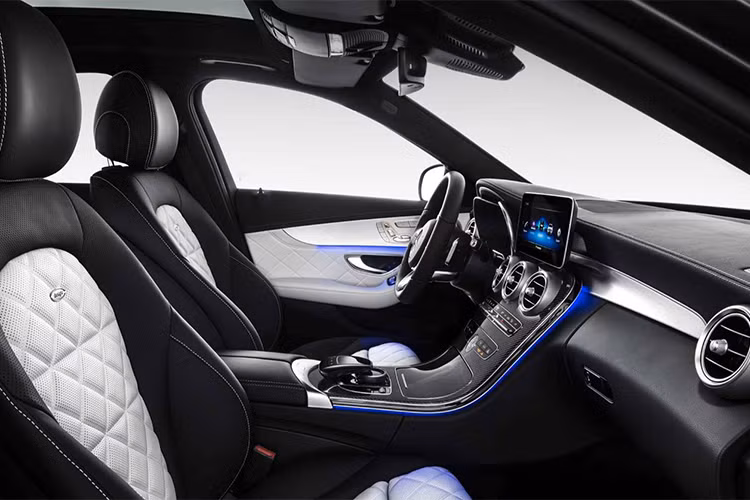 Bên cạnh đó trên C-Class 2019 còn nâng cấp về da bọc ghế và hệ thống điều khiển bằng giọng nói có thể nhận thêm một số lệnh, như bật sưởi ghế. 