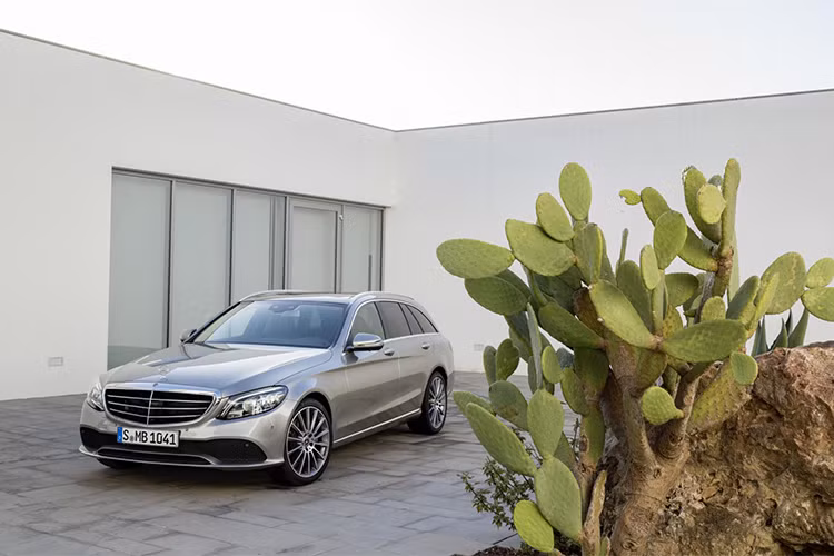 Mercedes-Benz C-Class 2019 sẽ chính thức được ra mắt vào tháng 3 sắp tới tại triển lãm Geneva Motor Show và sẽ được bán tại Mỹ vào cuối năm 2018. Hiện tại, hãng xe sang Mercedes-Benz chưa cung cấp giá bán cho C-Class 2019.