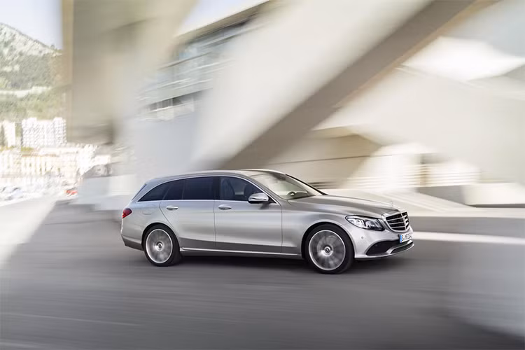 C-Class 2019 cũng sẽ có chế độ lái bán tự động trong một số những tình huống nhất định. Về động cơ, xe vẫn sử dụng động cơ 04 xy-lanh thẳng hàng dung tích 2.0L sử dụng tăng áp nhưng được hiệu chỉnh công suất nhỉnh hơn (tăng 14 mã lực) so với phiên bản trước.