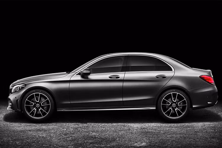 Thay đổi về hình thức không nhiều, nhưng C-Class phiên bản 2019 được trang bị cản trước tái thiết kế, đèn LED đa luồng - Multibeam LED có luồng cao “ultra range”. Mercedes-Benz cũng cho biết mỗi đèn pha có 84 bóng LED hoạt động độc lập, có thể nhanh chóng và chính xác điều chỉnh luồng chiếu sáng theo tình huống giao thông.