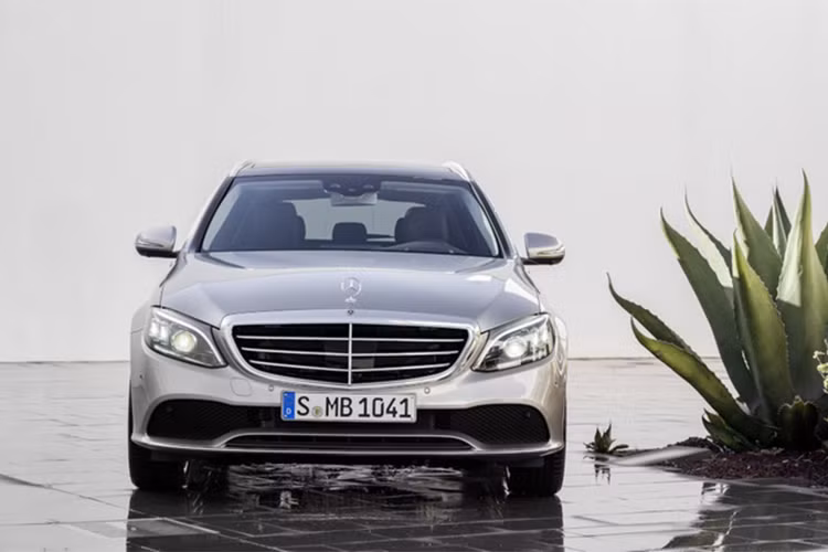 Mercedes-Benz C-Class 2019 cũng được nâng cấp hệ thống hỗ trợ lái xe và an toàn như tính năng hỗ trợ Intelligent Drive lấy từ dòng E-Class, đây là hệ thống trợ lái được thiết kế để phòng tránh và giảm thiểu va chạm được điều khiển bằng máy tính với hệ thống camera và radar cho phép nới rộng tầm nhìn phía trước lên 500m.