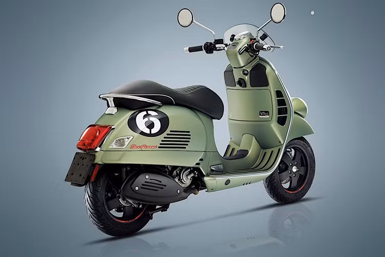 Bên ngoài, chiếc xe tay ga Vespa GTS Sei Giorni gây ấn tượng với thiết kế đậm chất cổ điển. Xe được trang bị đèn chiếu sang bổ sung, nằm trên chắn bùn trước lạ mắt. Bên cạnh đó là tay lái đặc biệt và bảng đồng hồ được thiết kế theo cảm hứng từ "Six Days" Vespa Sport nguyên bản.