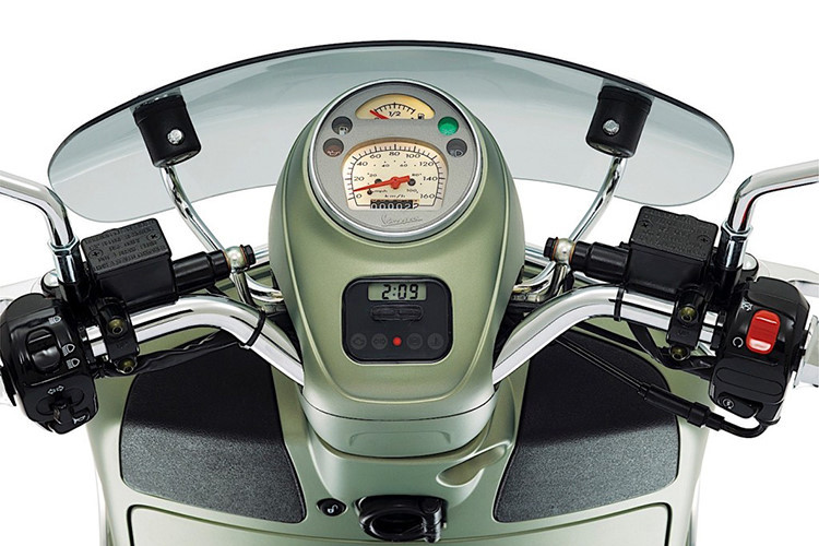 Bảng đồng hồ của Vespa GTS Sei Giorni được thiết kế hình tròn thanh lịch. Trong đó, đồng hồ công-tơ-mét dạng analog truyền thống đi kèm nền màu trắng. Dù sở hữu thiết kế cổ điển nhưng bảng đồng hồ vẫn được áp dụng công nghệ hiện đại giúp cung cấp đầy đủ thông tin cho người lái.