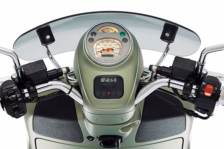 Bảng đồng hồ của Vespa GTS Sei Giorni được thiết kế hình tròn thanh lịch. Trong đó, đồng hồ công-tơ-mét dạng analog truyền thống đi kèm nền màu trắng. Dù sở hữu thiết kế cổ điển nhưng bảng đồng hồ vẫn được áp dụng công nghệ hiện đại giúp cung cấp đầy đủ thông tin cho người lái.