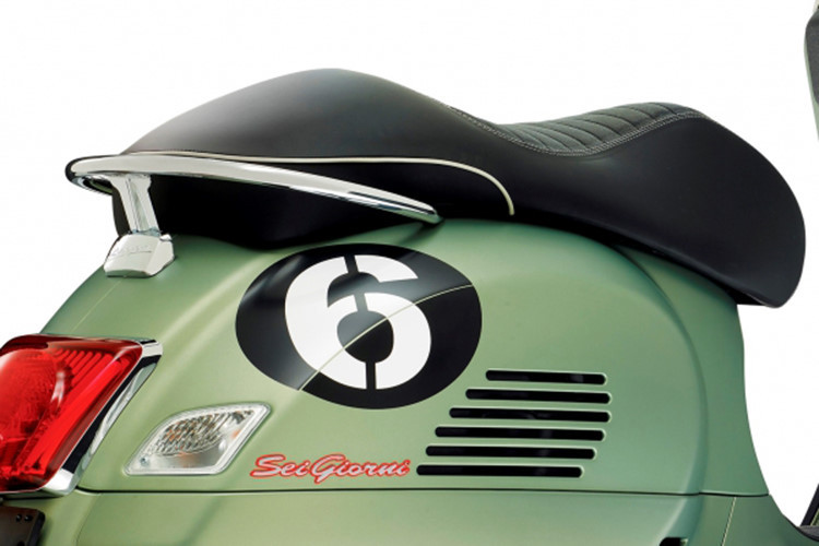 Những chi tiết khách như logo thương hiệu và tên xe, tản nhiệt cốp sau, vành màu đen chỉ đỏ và hệ thống ống xả. Hệ thống giảm sóc đơn ở phía trước và giảm sóc đôi ở phía sau, đi kèm là phanh đĩa đường kính 220mm cho cả bánh trước và bánh sau với chống bó cứng ABS.