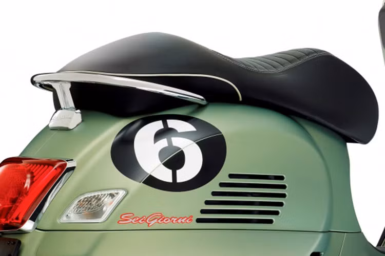 Những chi tiết khách như logo thương hiệu và tên xe, tản nhiệt cốp sau, vành màu đen chỉ đỏ và hệ thống ống xả. Hệ thống giảm sóc đơn ở phía trước và giảm sóc đôi ở phía sau, đi kèm là phanh đĩa đường kính 220mm cho cả bánh trước và bánh sau với chống bó cứng ABS.