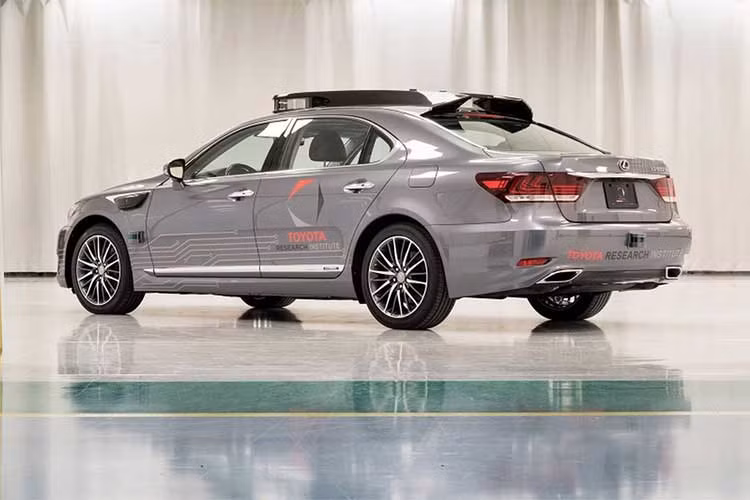 Guardian là một hệ thống hỗ trợ lái xe giúp theo dõi môi trường xung quanh, cảnh báo người lái về các mối nguy hiểm tiềm ẩn và hỗ trợ tránh tai nạn khi cần thiết. Nó cũng theo dõi hành vi của người lái để cảnh báo mỗi khi người lái buồn ngủ hay phân tâm trên đường.