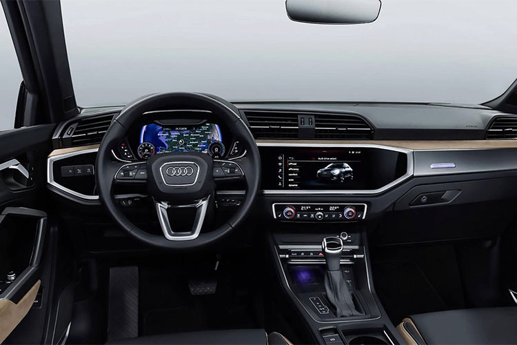 Bên trong Q3 2019 có thiết kế góc cạnh, nhấn mạnh bởi các đường viền bạc to bản tạo thành vòm đa giác làm nổi bật thêm màn hình thực tế ảo Virtual Cockpit với cụm đồng hồ dùng màn hình 12,3 inch và màn hình thông tin giải trí trung tâm 8,8 inch (có tùy chọn 10 inch). 