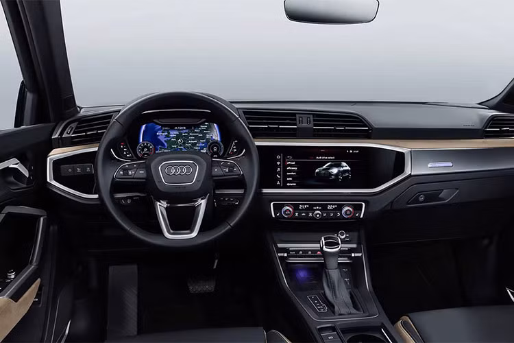 Bên trong Q3 2019 có thiết kế góc cạnh, nhấn mạnh bởi các đường viền bạc to bản tạo thành vòm đa giác làm nổi bật thêm màn hình thực tế ảo Virtual Cockpit với cụm đồng hồ dùng màn hình 12,3 inch và màn hình thông tin giải trí trung tâm 8,8 inch (có tùy chọn 10 inch). 