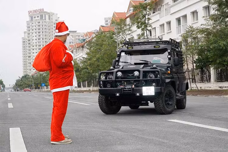 Mới đây, chiếc xe này đã xuất hiện cùng "ông già Noel" như một hoạt động thú vị trước thềm lễ Giáng Sinh và năm mới ở Hà Nội. UAZ Hunter "Chase" được nâng cấp từ bản Hunter máy xăng hoàn toàn mới, vẫn giữ các tính năng off-road huyền thoại từ mẫu UAZ cổ điển của thập niên 70.