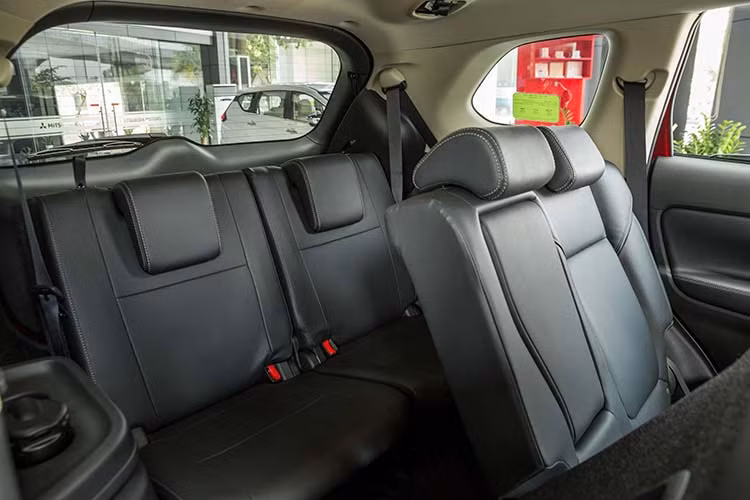 Khả năng cách âm của khoang cabin Outlander luôn được coi là thế mạnh của Mitsubishi và được người tiêu dùng đánh giá cao. Các vật liệu cách âm và hấp thụ tiếng ồn được tăng cường bố trí quanh xe, là mẫu xe chiến lược của Mitsubishi Motors trong phân khúc xe gia đình, Outlander 2020 được trang bị kính chắn gió phía trước dày kết hợp với nhiều lớp hấp thụ âm thanh, ngăn chặn tiếng ồn bên ngoài và giúp cho cabin yên tĩnh.