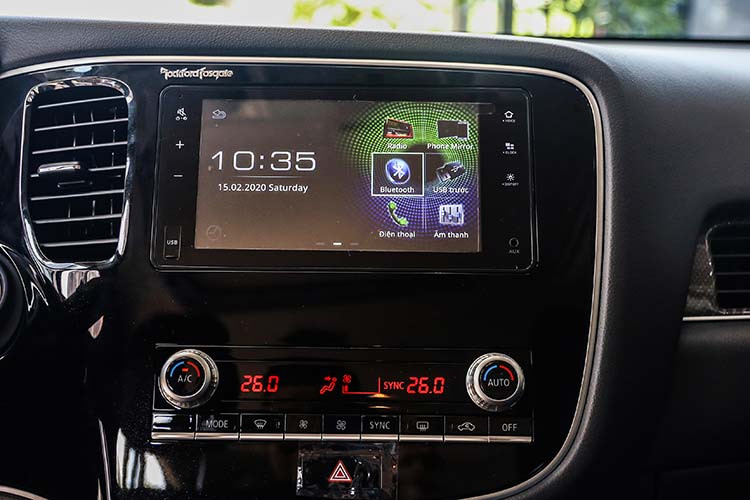 Xe sở hữu ghế lái bọc da cao cấp chỉnh điện 10 hướng bao gồm hệ thống chỉnh điện đệm lưng, hệ thống bảng tablo và cụm điều khiển trung tâm được thiết kế hướng về phía người lái, giúp dễ dàng thao tác hơn. Hệ thống thông tin giải trí nổi bật với màn hình đa thông tin mới kích thước 7.0 inch kết nối Apple CarPlay và Android Auto, Miracast cùng cụm nút điều khiển âm thanh, đàm thoại rảnh tay trên vô lăng.