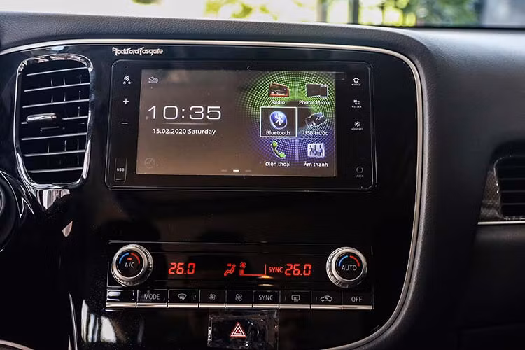 Xe sở hữu ghế lái bọc da cao cấp chỉnh điện 10 hướng bao gồm hệ thống chỉnh điện đệm lưng, hệ thống bảng tablo và cụm điều khiển trung tâm được thiết kế hướng về phía người lái, giúp dễ dàng thao tác hơn. Hệ thống thông tin giải trí nổi bật với màn hình đa thông tin mới kích thước 7.0 inch kết nối Apple CarPlay và Android Auto, Miracast cùng cụm nút điều khiển âm thanh, đàm thoại rảnh tay trên vô lăng.