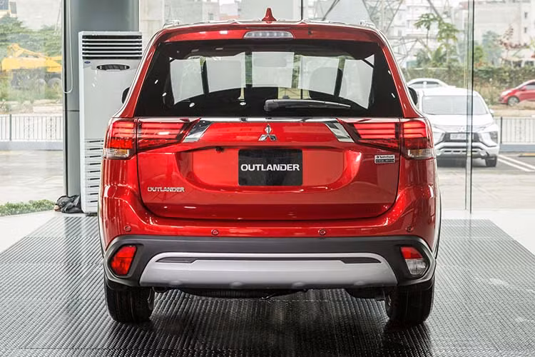 Outlander 2020 bản 2.0 CVT Premium trang bị hệ thống chiếu sáng sử dụng công nghệ Full LED tích hợp hệ thống rửa đèn hiện đại. Phía sau của Outlander được Mitsubishi thiết kế khá kỹ lưỡng với trang bị đèn hậu LED hiện đại. Cánh lướt gió thể thao trở thành một trang bị tiêu chuẩn, cản sau được thiết kế mới tạo cảm giác đầy đặn và cứng cáp hơn. 