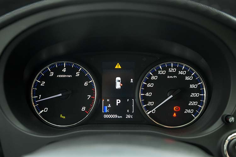 Cả 2 phiên bản Outlander 2020 được trang bị lẫy chuyển số trên vô lăng giúp việc sang số nhanh chóng và thuận tiện. Đặc biệt, Outlander 2020 còn được trang bị các tiện nghi mới như: cửa cốp sau đóng mở điện, hệ thống điều hòa tự động hai vùng độc lập cùng cửa gió điều hòa hàng ghế thứ 2 mang lại trải nghiệm thoải mái cho tất cả hành khách trong xe. Cửa gió điều hòa sau được thiết kế mới với khả năng đóng/mở và 2 cổng sạc USB gia tăng tiện nghi cho hành khách phía sau.