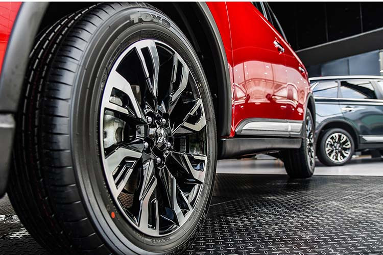 Ở phần thân xe, dải gân dập nổi mạnh mẽ kết hợp với dải kim loại sáng kéo dài từ trụ A và ôm trọn đến trụ D, tạo cảm giác cao cấp và sang trọng. Điểm nhấn nổi bật nhất ở phần hông xe nằm ở bộ mâm đúc hợp kim đa chấu 18 inch thiết kế đẹp mắt và thể thao, góp phần tôn thêm vẻ ngoài mạnh mẽ và thể thao của Outlander 2020.