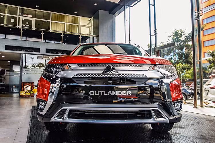 Điểm đáng chú ý nhất ở ngoại thất của Mitsubishi Outlander thế hệ mới là mặt lưới tản nhiệt phần đầu xe được thiết kế mới ấn tượng và phong cách hơn, những đường dập nổi trên nắp ca-pô kết hợp với hai thanh ngang mạ chrome cỡ lớn trên lưới tản nhiệt nối liền cụm đèn chiếu sáng tạo cảm giác mạnh mẽ và liền lạc. Hệ thống đèn LED chạy ban ngày được trang bị trên tất cả các phiên bản.