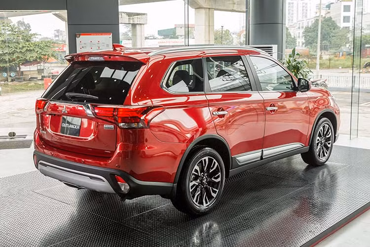 Mitsubishi Outlander 2020 được trang bị động cơ xăng 2.0L MIVEC cùng hộp số tự động vô cấp CVT - INVECS III thế hệ mới giúp Outlander cải thiện công suất và momen xoắn, mang lại khả năng kiểm soát tốc độ hiệu quả, tăng tốc nhanh và phản ứng tốt với chân ga cho trải nghiệm lái mượt mà và êm ái hơn, đồng thời tiết kiệm nhiên liệu vượt trội và lẫy chuyển số tích hợp trên vô lăng có thể giả lập 6 cấp số.
