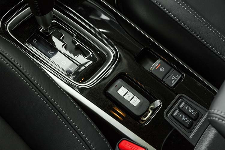 Mitsubishi Outlander 2020 trang bị các thiết bị an toàn cao cấp như: hệ thống 7 túi khí (2 túi khí phía trước, 2 túi khí bên hông, 2 túi khí rèm và túi khí bảo vệ phần đầu gối của tài xế), phanh đĩa ở cả 4 bánh với công nghệ chống bó cứng phanh (ABS), phân bổ lực phanh điện tử (EBD) và hỗ trợ phanh khẩn cấp (BA), hệ thống hỗ trợ khởi hành ngang dốc (HSA), hệ thống cân bằng điện tử (ASC). Đặc biệt là hệ thống an toàn chủ động thông minh được gia tăng để hỗ trợ người lái, đảm bảo an toàn cho mọi hành khách và giảm thiểu tai nạn...