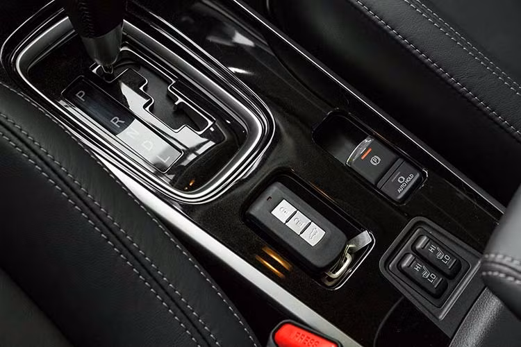 Mitsubishi Outlander 2020 trang bị các thiết bị an toàn cao cấp như: hệ thống 7 túi khí (2 túi khí phía trước, 2 túi khí bên hông, 2 túi khí rèm và túi khí bảo vệ phần đầu gối của tài xế), phanh đĩa ở cả 4 bánh với công nghệ chống bó cứng phanh (ABS), phân bổ lực phanh điện tử (EBD) và hỗ trợ phanh khẩn cấp (BA), hệ thống hỗ trợ khởi hành ngang dốc (HSA), hệ thống cân bằng điện tử (ASC). Đặc biệt là hệ thống an toàn chủ động thông minh được gia tăng để hỗ trợ người lái, đảm bảo an toàn cho mọi hành khách và giảm thiểu tai nạn...