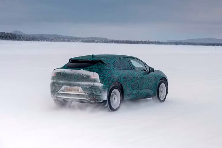 Một trong những thông tin đầu tiên về mẫu xe này chính là khả năng vận hành và chinh phục địa hình băng tuyết. Xe sở hữu công suất mạnh mẽ của dòng xe thể thao với hệ dẫn động bốn bánh toàn thời gian (AWD) đồng thời tích hợp công nghệ và tiện nghi hiện đại như chiếc SUV, I-PACE.