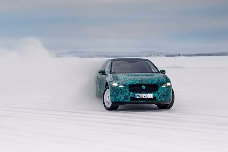 Các cuộc thử nghiệm khắc nghiệt tại Trung tâm Kiểm định xe dưới điều kiện địa hình và thời tiết băng giá của Jaguar Land Rover tại Arjeplog, Thụy Điển đã khẳng định khả năng vận hành đỉnh cao của I-PACE khi có thể lăn bánh bình thường dưới nhiệt độ thấp tới -40°C.