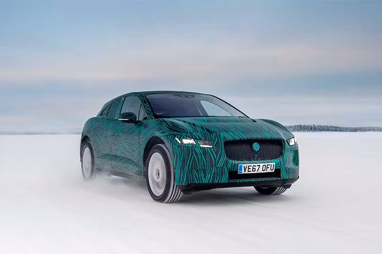 Bên cạnh đó, việc thiết lập sẵn giờ sạc pin và hẹn giờ mở điều hòa xe trước cũng có thể được thực hiện dễ dàng trên hệ thống InControl hoặc ứng dụng điều khiển từ xa APP trên điện thoại dành cho mẫu I-Pace mới này.