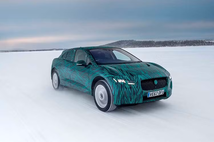 Khách hàng có thể sử dụng nguồn điện để sạc pin và điều chỉnh nhiệt độ khoang lái trước mỗi chuyến đi. Việc điều chỉnh nhiệt độ trước cho xe đảm bảo cho xe có thể chạy tối đa quãng đường cho phép, hiệu suất cao và người ngồi trên xe luôn thoải mái cho dù ngoài trời nóng hay lạnh.