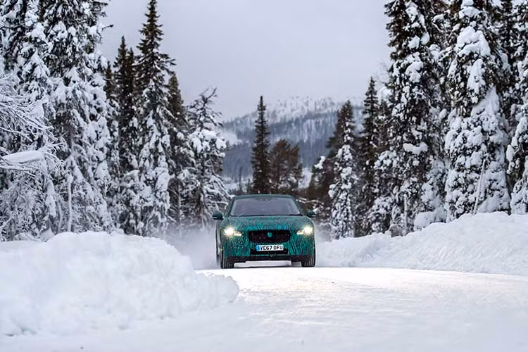 Ian Hoban, Giám đốc kênh xe Jaguar, cho biết: “I-Pace không những phục vụ tiện lợi cho các nhu cầu đi lại hàng ngày của khách hàng nhờ khả năng sạc siêu tốc, đồng thời có hiệu suất mạnh mẽ, vận hành chính xác trong nhiều loại điều kiện địa hình và khí hậu khác nhau. Tích hợp khả năng vận hành linh hoạt đặc trưng của dòng xe PACE nhà Jaguar, I-PACE sẽ là phiên bản SUV điện hoàn toàn khác biệt”.