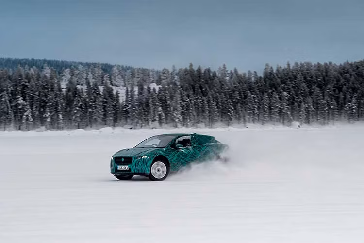 Tony Westerlund, một khách hàng tiềm năng tại Thụy Điển, người ban đầu hoài nghi về khả năng I-PACE bám đường và vững lái trên mặt đường băng tuyết, đã được mời đến Trung tâm để trải nghiệm thực tế cách I-PACE được thách thức và chinh phục địa hình băng tuyết khắc nghiệt vùng Cực Bắc.