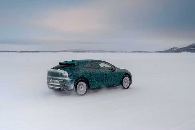Jaguar I-Pace chạy điện được nhà sản xuất Jaguar Land Rover xác nhận hiệu suất nổi bật và khả năng sạc nhanh ấn tượng chỉ dưới 45 phút (có thể sạc từ 0-80% trong vòng dưới 45 phút, sử dụng ổ sạc DC 100kWh).