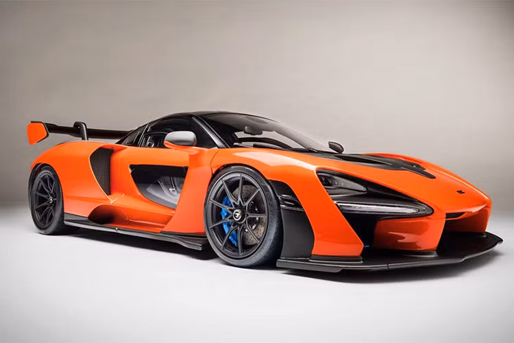  Siêu xe McLaren Senna được trình làng cuối năm ngoái và nhanh chóng gây sốt giới nhà giàu trên thế giới khi chỉ có đúng 500 chiếc được sản xuất. Mức giá bán 1 triệu đô của siêu xe này cũng không làm "chùn tay" các tín đồ mê xe khi toàn bộ số xe Senna sản xuất đều đã có chủ nhân. 