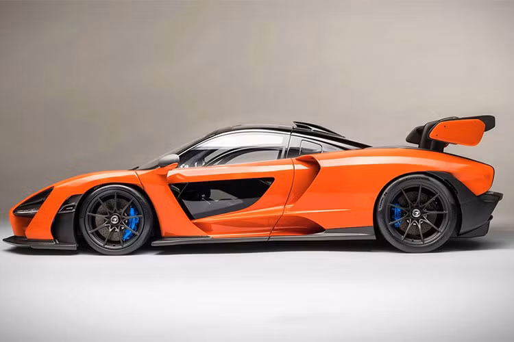 Chính sự nổi tiếng của siêu xe triệu đô McLaren Senna đã khiến hãng Amalgam Collection quyết định tạo ra phiên bản "tí hon" McLaren Senna đồ chơi. Đây có thể xem như "sao y bản chính", giống ý hệt so với siêu xe triệu đô đến từ nước Anh nhưng dưới dạng tỷ lệ 1:8.