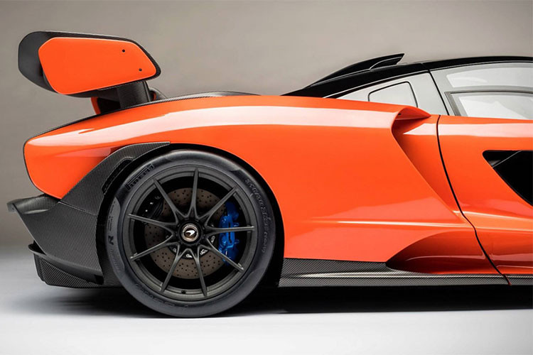 Bên ngoài chiếc McLaren Senna đồ chơi là màu sơn cam đặc trưng tương tự như siêu xe triệu đô nguyên mẫu. Các chi tiết như cánh lướt gió phía trước, bên hông, đuôi xe và cản va trước/sau đều từ vật liệu sợi carbon.