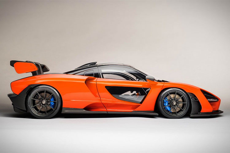 Bộ mâm 5 chấu kép sơn đen bóng kết hợp cùng cùm phanh màu xanh dương tương tự như phiên bản tiêu chuẩn. Nếu không thích màu cam nổi bật, các khách hàng có quyền lựa chọn các yêu cầu cá nhân hoá cho hãng Amalgam Collection. Các yêu cầu này có thể kể đến việc trang trí không gian nội thất sao cho đúng theo sở thích của khách hàng.