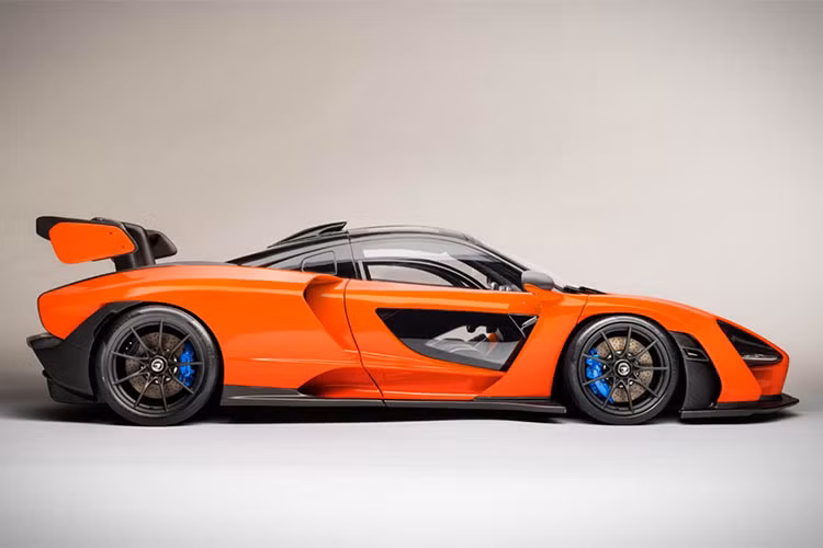 Bộ mâm 5 chấu kép sơn đen bóng kết hợp cùng cùm phanh màu xanh dương tương tự như phiên bản tiêu chuẩn. Nếu không thích màu cam nổi bật, các khách hàng có quyền lựa chọn các yêu cầu cá nhân hoá cho hãng Amalgam Collection. Các yêu cầu này có thể kể đến việc trang trí không gian nội thất sao cho đúng theo sở thích của khách hàng.