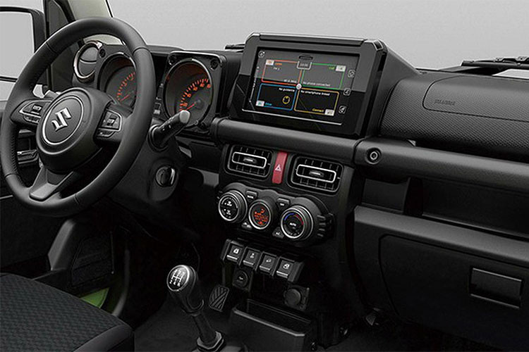 Mẫu Suzuki Jimny 2019 mới ngoài việc thu hút bằng lối thiết kế bên ngoài cứng cáp, góc cạnh, ở bên trong cũng nổi bật không kém khi được trang bị một màn hình cảm ứng AVN và điều khiển khí hậu vùng độc lập.