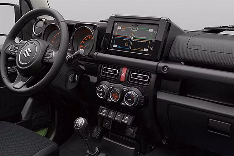 Mẫu Suzuki Jimny 2019 mới ngoài việc thu hút bằng lối thiết kế bên ngoài cứng cáp, góc cạnh, ở bên trong cũng nổi bật không kém khi được trang bị một màn hình cảm ứng AVN và điều khiển khí hậu vùng độc lập.