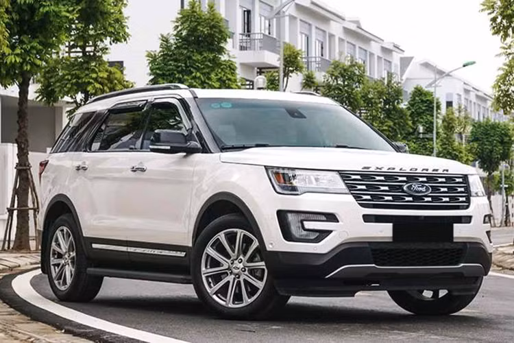 Ford Explorer là dòng xe SUV 7 chỗ cỡ lớn nằm trong phân khúc xe cao cấp được Ford Việt Nam phân phối dưới dạng xe nhập khẩu nguyên chiếc từ Mỹ. Mặc dù có cảm giác lái tốt, nhiều trang bị nhưng giá bán quá cao, mức tiêu hao nhiên liệu lớn khiến Explorer gặp khó tại Việt Nam và chỉ bán ra được 57 xe trong tháng 8.