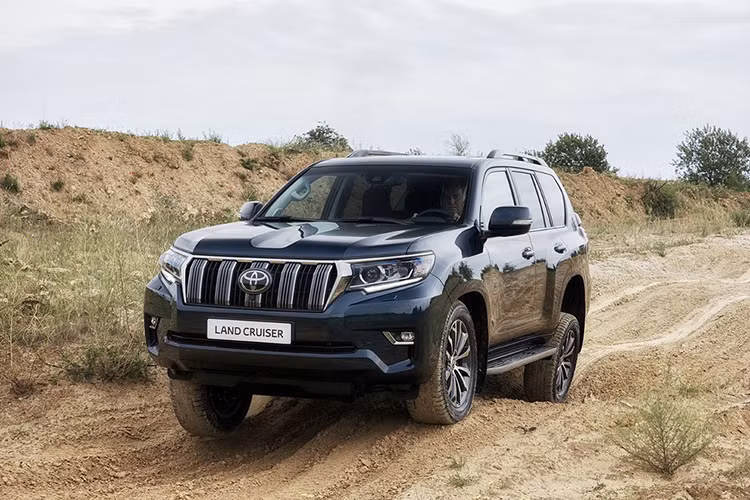 Toyota Land Prado bán ra chỉ 34 xe trong tháng vừa qua. Đây cũng là mẫu xe SUV nhập khẩu có giá bán cao thứ 3 của Toyota Việt Nam với mức gần 2,3 tỷ đồng, cùng tình trạng nguồn cung hạn chế chính là nguyên nhân khiến Land Prado luôn đạt doanh số thấp. 