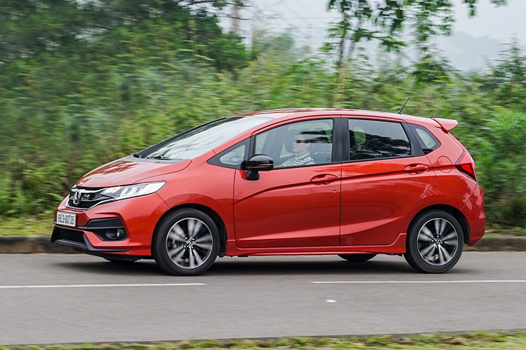 Tuy có nhiều chương trình giảm giá nhưng Honda Jazz cũng chỉ bán được 46 xe trong tháng 8/2019. Nguyên nhân là mẫu xe này đã cuối chu kỳ sản phẩm cùng việc chồng chéo lên sản phẩm mới ra mắt là Honda Brio buộc Honda phải hy sinh cái cũ, mở đường cho xe mới.